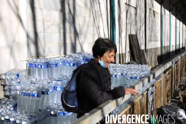 Tende le 24/11/2020Marie Vaissiere aide au stockage et la distibution de nourriture à Saint Dalmas de Tende. Les dons sont stocké dans un ancien batiment de la SNCF anciennement servant de colonie de vacances.