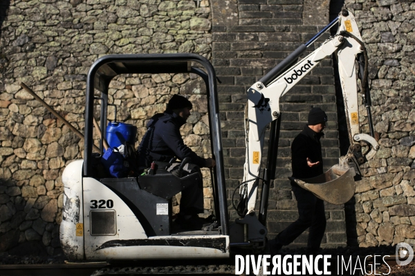 Tende le 10/10/2020 Luigi Pavone et Andy à la recherche d une ancienne conduite d eau abandonnée reliée à la source La Maschetta afin d alimenter provisoirement Tende.