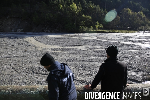 Tende le 10/10/2020 Luigi Pavone et Andy à la recherche d une ancienne conduite d eau abandonnée reliée à la source La Maschetta afin d alimenter provisoirement Tende. Ici ils realisent la largeur du lit formé par  la crue de la  Roya normalement que