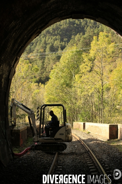 Tende le 10/10/2020 Luigi Pavone et Andy à la recherche d une ancienne conduite d eau abandonnée reliée à la source La Maschetta afin d alimenter provisoirement Tende.