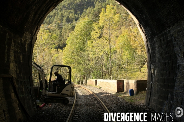 Tende le 10/10/2020 Luigi Pavone et Andy à la recherche d une ancienne conduite d eau abandonnée reliée à la source La Maschetta afin d alimenter provisoirement Tende.