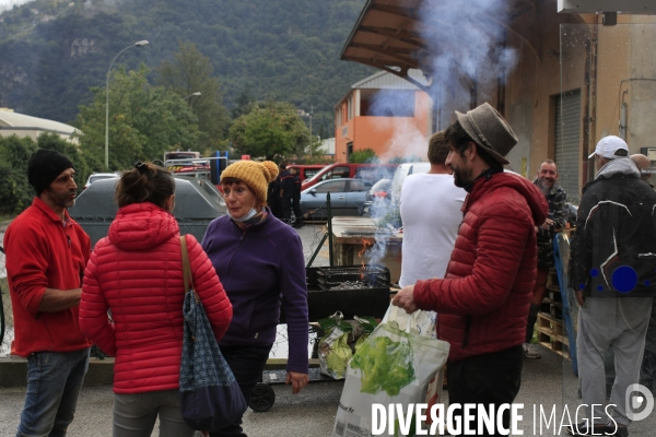 Breil sur Roya le 04/10/2020 des habitants du village recupere des provisions données par un supermarché de Breil