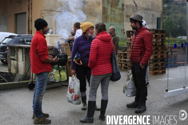 Breil sur Roya le 04/10/2020 des habitants du village recupere des provisions données par un supermarché de Breil