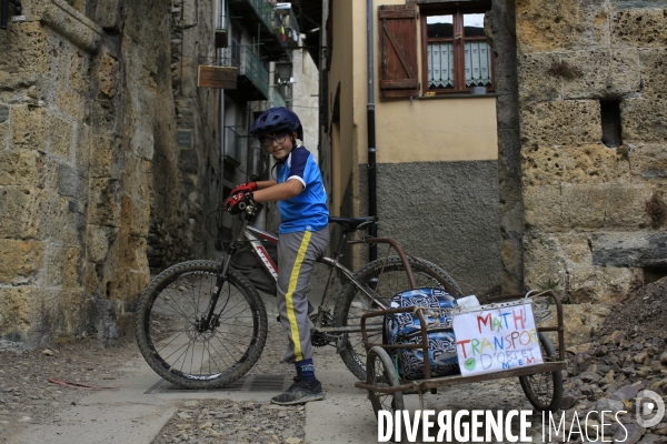 Tende le 09/10/2020 Mathias 12 ans se propose de livrer des denrées aux habitants avec    sa cariole bricolée. Il est aidé de Mathis son copain. Ils ont  fondé  l entreprise Math Transport.