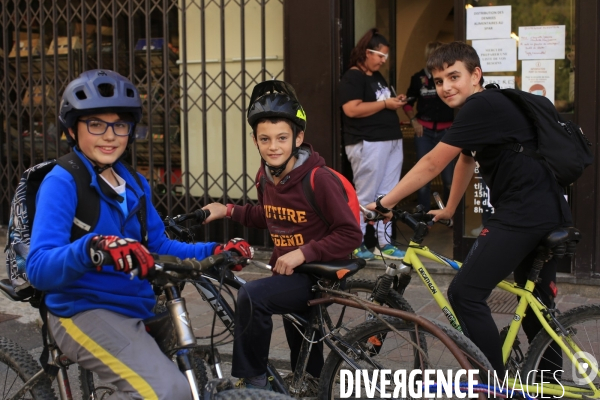 Tende le 09/10/2020 Mathias 12 ans se propose de livrer des denrées aux habitants avec    sa cariole bricolée. Il est aidé de Mathis son copain. Ils ont  fondé  l entreprise Math Transport.