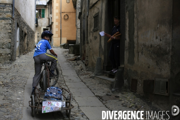 Tende le 09/10/2020 Mathias 12 ans se propose de livrer des denrées aux habitants avec    sa cariole bricolée. Il est aidé de Mathis son copain. Ils ont  fondé  l entreprise Math Transport.