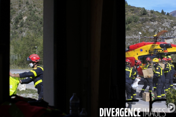 Tende le 07/10/2020  Chargement de vivre et de produits de premieres necessites dans un helicoptete de la protection civile.