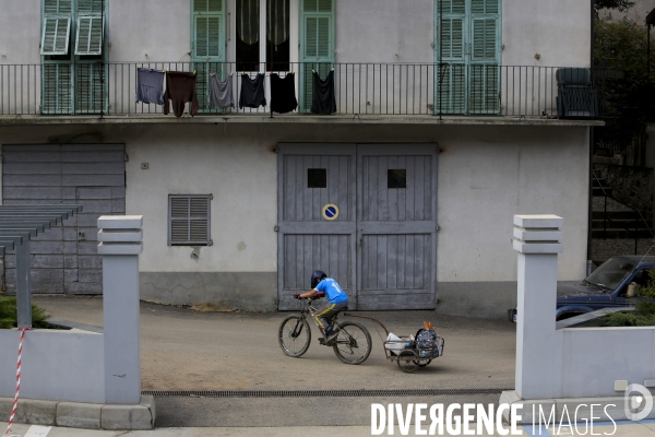 Tende le 09/10/2020 Mathias 12 ans se propose de livrer des denrées aux habitants avec    sa cariole bricolée. Il est aidé de Mathis son copain. Ils ont  fondé  l entreprise Math Transport.