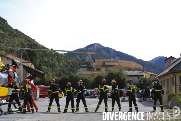 Tende le 07/10/2020  Chargement de vivre et de produits de premieres necessites dans un helicoptete de la protection civile.