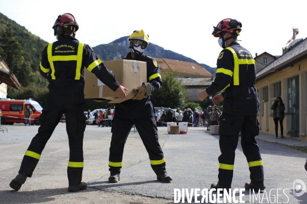 Tende le 07/10/2020  Chargement de vivre et de produits de premieres necessites dans un helicoptete de la protection civile.