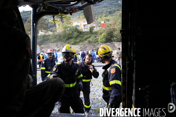 Tende le 07/10/2020  Chargement de vivre et de produits de premieres necessites dans un helicoptete de la protection civile.