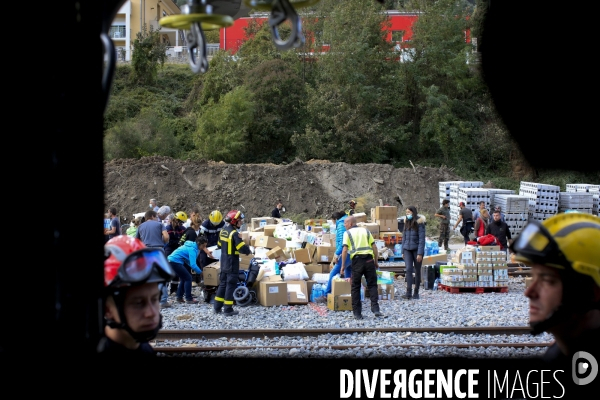 Breil sur Roya le 10/10/2020 sur la drop zone de Breil, l organisation du pont aerien pour acheminer des denrées alimentaires . Des habitants, des volontaires, des pompiers forment une chaine humaine pour charger les helicopteres.