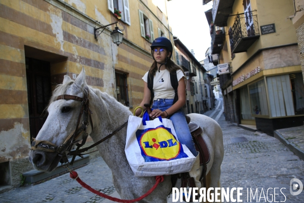 Tende le 10/10/2020 Estelle et son cheval KIKI venu recuperer des provisions issues de dons à l ancien et unique supermarché du village. Celui ci etait fermé depuis la retraite des ses gerants quelques semaines avant la tempete. Une partie des dons y e