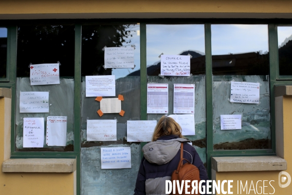 Tende le 19/10/2020 sur les vitres de la salle des fetes transformée en pc de secours les annonces proposant des aides au transport , au nettoyage des vetements etc sont affichées.