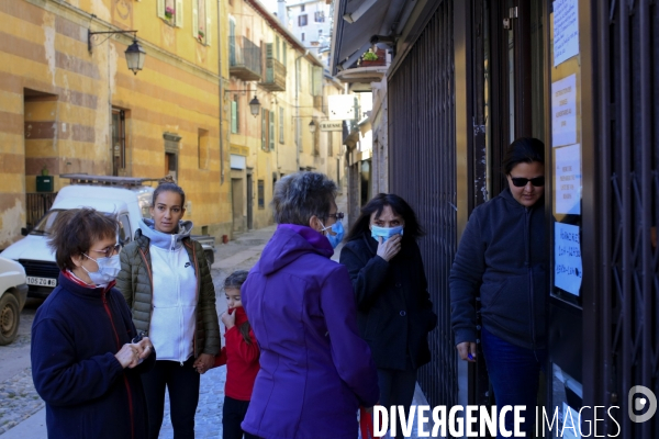 Tende le 12/10/2020  devant l ancien supermarche de la ville dont les gerants ont prit leur retraite la semaine avant la tempete Alex, des habitants font la queue pour recuperer leur lot de biens de premiere necessité et d aliments issus de dons.