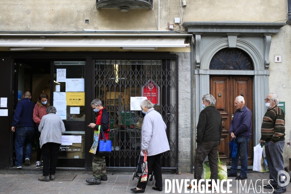 Tende de 12/11/2020 file d attente devant le local distribuant les dons de nourriture.