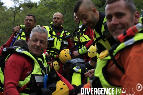 Fontan  le 07/10/2020  une equipe de sauvetage en eau vive venue en renfort de l Herault s apprete à partir en recherche.