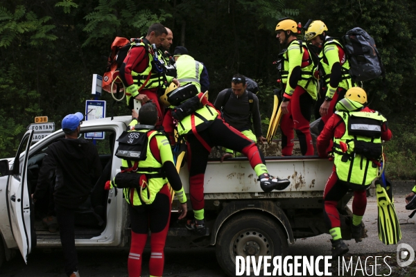 Fontan  le 07/10/2020  une equipe de sauvetage en eau vive venue en renfort de l Herault s apprete à partir en recherche.