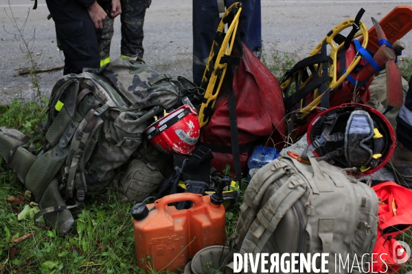 Fontan  le 07/10/2020 des sapeurs sauveteurs de la securité civile s appretent à partir dans la vallée du Cairros.