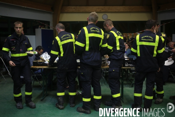 Tende le 9/10/2020 des sapeurs sauveteurs de la Securité civile au repas du soir à la salle du temps libre transformée en  PC de secours de Tende.