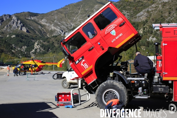 Tende le 12/10/2020 sur la drop zone de Tende un pompier entretien un vehicule de la caserne.