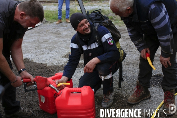 Tende le 10/10/2020 Benjamin Barthes  pompier volontaire avec d autres habitants a aidé à amenager une piste reliant la frontiere italienne au col de Tende, la station service du village n est plus operationnel.   une reserve de carburant destinées aux