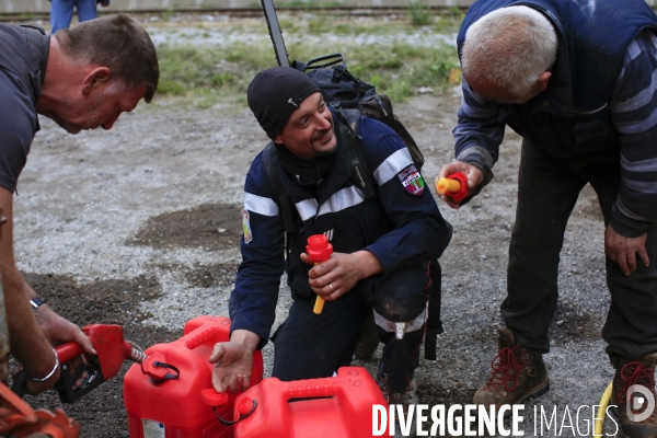 Tende le 10/10/2020 Benjamin Barthes  pompier volontaire avec d autres habitants a aidé à amenager une piste reliant la frontiere italienne au col de Tende, la station service du village n est plus operationnel.   une reserve de carburant destinées aux