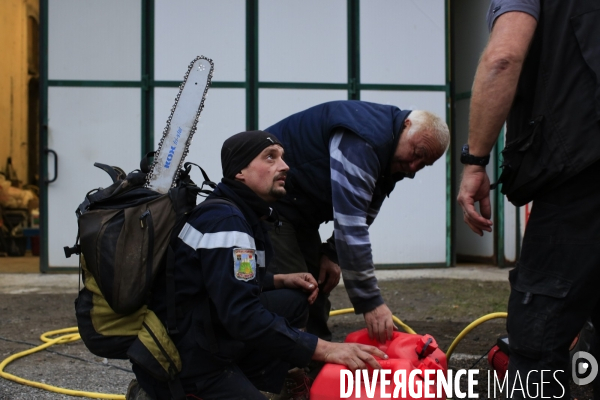 Tende le 10/10/2020 Benjamin Barthes  pompier volontaire avec d autres habitants a aidé à amenager une piste reliant la frontiere italienne au col de Tende, la station service du village n est plus operationnel.   une reserve de carburant destinées aux