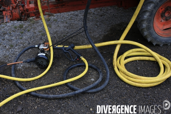 Tende le 10/10/2020 dispositif servant au remplissage des jerricans de carburant.
