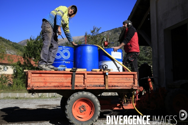 Tende le 12/10/2020. depot de gasoil necesaire aux services de secours et de deblaiement. Le remplissage se fait à la pompe à main.