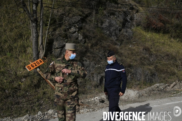 Tende le 12/11/2020 Benoit Houssay, officier général de la Zone de défense et de sécurité sud et un gendarme constatent les degats occasionnés par la tempete Alex à Vievola