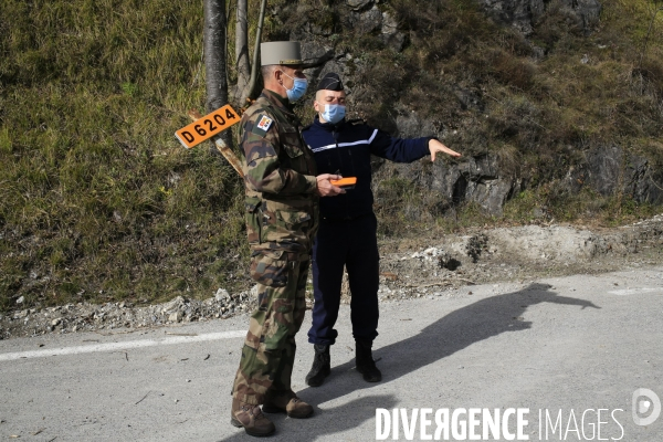 Tende le 12/11/2020 Benoit Houssay, officier général de la Zone de défense et de sécurité sud et un gendarme constatent les degats occasionnés par la tempete Alex à Vievola