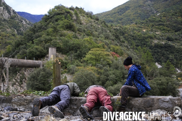 Breil sur Roya le 13/10/2020 Cedric Herrou , un des compagnons et un voisin travaillent à la remise en route d une des installations d eau de l exploitation  arrachée par le passage de la tempete Alex.