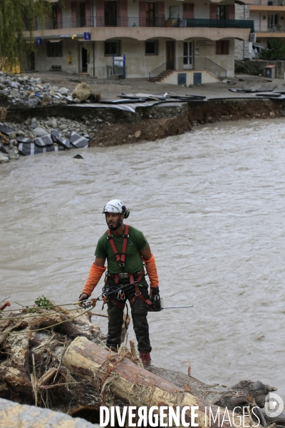 Breil sur Roya le 04/10/2020  evacuation des debris charriés par la crue de la Roya au pont du centre du village.