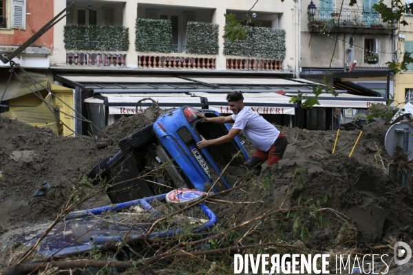 Breil sur Roya le 04/10/2020 nettoyage et evacuation des vehicules sur la place Biancheri au centre du village.