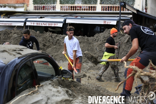 Breil sur Roya le 04/10/2020 nettoyage et evacuation des vehicules sur la place Biancheri au centre du village.