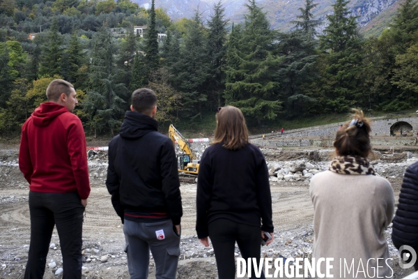 Breil sur Roya le 27/10/2020 Des habitants  observent les travaux d evacuation du lac de Breil.