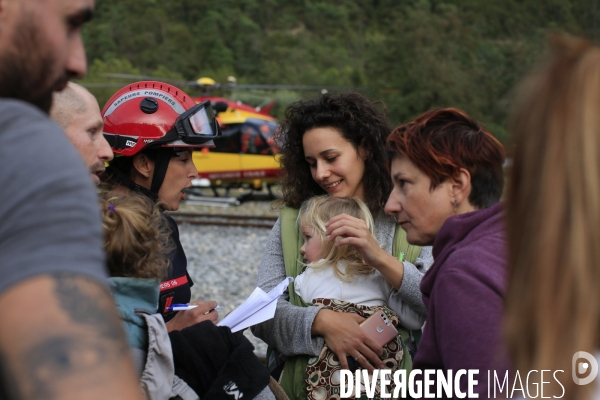 Breil sur Roya le 06/10/2020 , Zsofia et Sebastien  et leurs  enfants  Anouk et Louna originaires de Grenoble.viennent d etre heliporté depuis La Brigue ou ils etaient venus en vacances visiter de la famille.