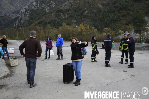 Tende le 29/10/2020 des habitants attendent l arrivée de l helicoptere faisant la navette avec l aéroport de Nice mis en place par le departement.