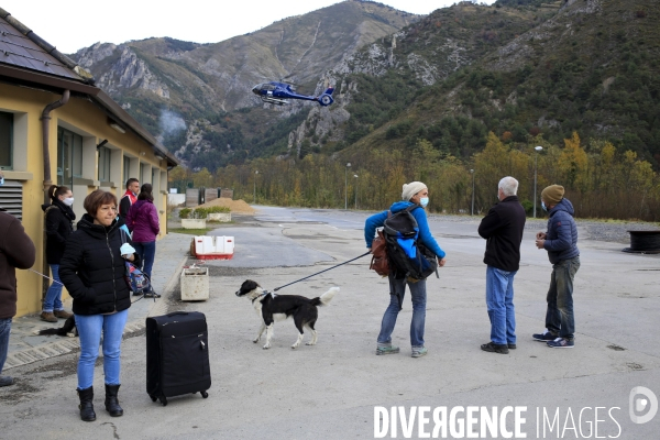 Tende le 29/10/2020 des habitants attendent l arrivée de l helicoptere faisant la navette avec l aéroport de Nice mis en place par le departement.