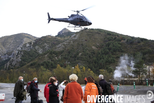Tende le 29/10/2020 des habitants attendent l arrivée de l helicoptere faisant la navette avec l aéroport de Nice mis en place par le departement.