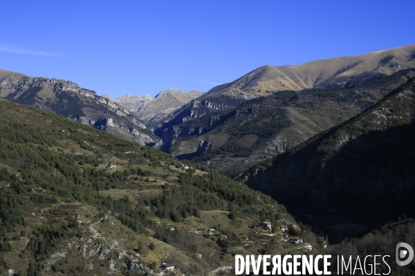 Tende le 26/11/2020 vallon de Refrei , au second plan  la frontiere italienne avec le Mont de Carsene et la cime de l Armusse culminant jusqu à 2500 metres