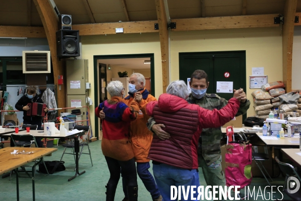 Tende le 28/10/2020 , le maire,  des habitantes et un volontaire venu aider dansent au son d un morceau d accordeon jouée par un habitante. C est le premier soir de repit apres un mois de tension et de fatigue.