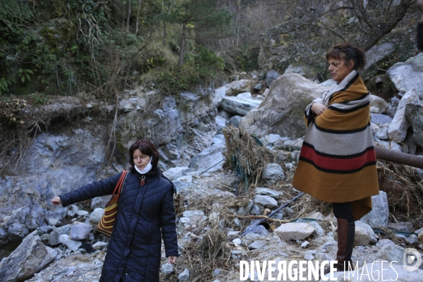 Tende le 25/11/2020 Sonia Klein 55 ans et Annie Boulanger aide soignante, pres du Riou un petit torrent dans le centre du haut village qui a occasionné dee coulés de pierres et de bois sur la Place du Ponte.