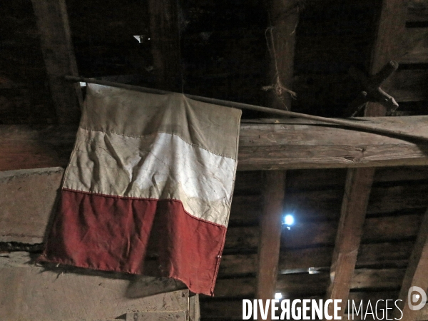Un drapeau français dans un grenier