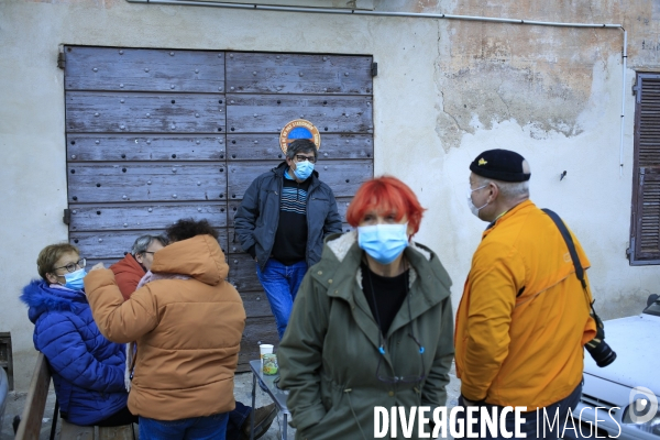 Tende le 25/11/2020 des riverains de la place du Ponte dans le centre du village se retrouve pour feter l ouverture de la piste provisoire reliant Fontant à Tende . Cela permet à deux d entres eux de retirer leur vehicule restés stationné à Tende pou