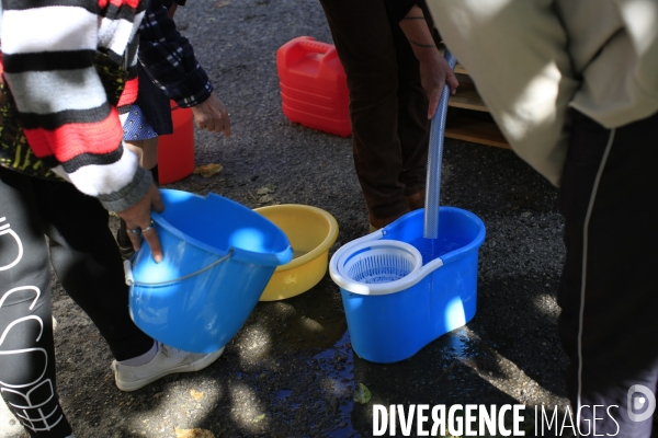 Tende le 08/10/2020 Les canalisations d eau potable sont rompues.  Des citernes sont reparties dans le village accessible aux habitants.