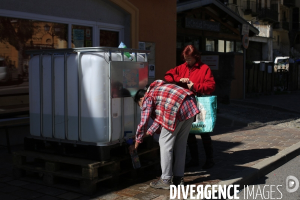 Tende le 08/10/2020 Les canalisations d eau potable sont rompues.  Des citernes sont reparties dans le village accessible aux habitants.