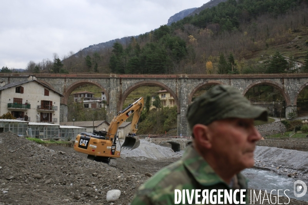 Tende le 13/11/2020 , une pelle mecanique dans le cours du fleuve Roya amenage la rive.