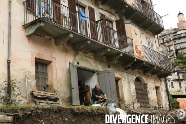 Tende le 09/10/2020 Antoine Vallauri nettoie la cave de sa maison se trouvant sur la rive de la Roya.